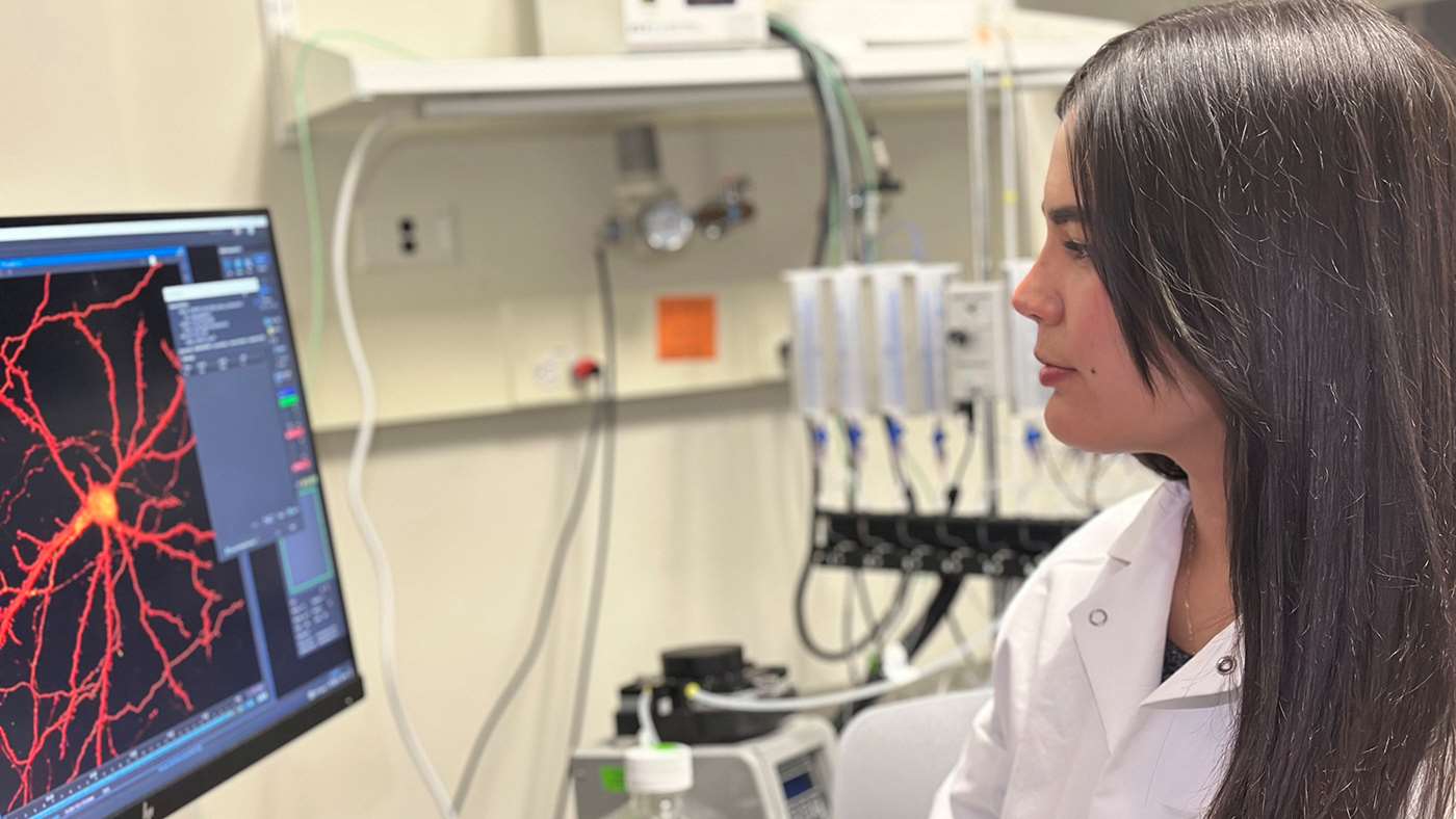 Damaris Nieves Torres in front of computer