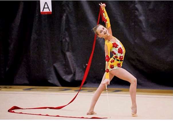 Liza Merenzon in gymnastics competition