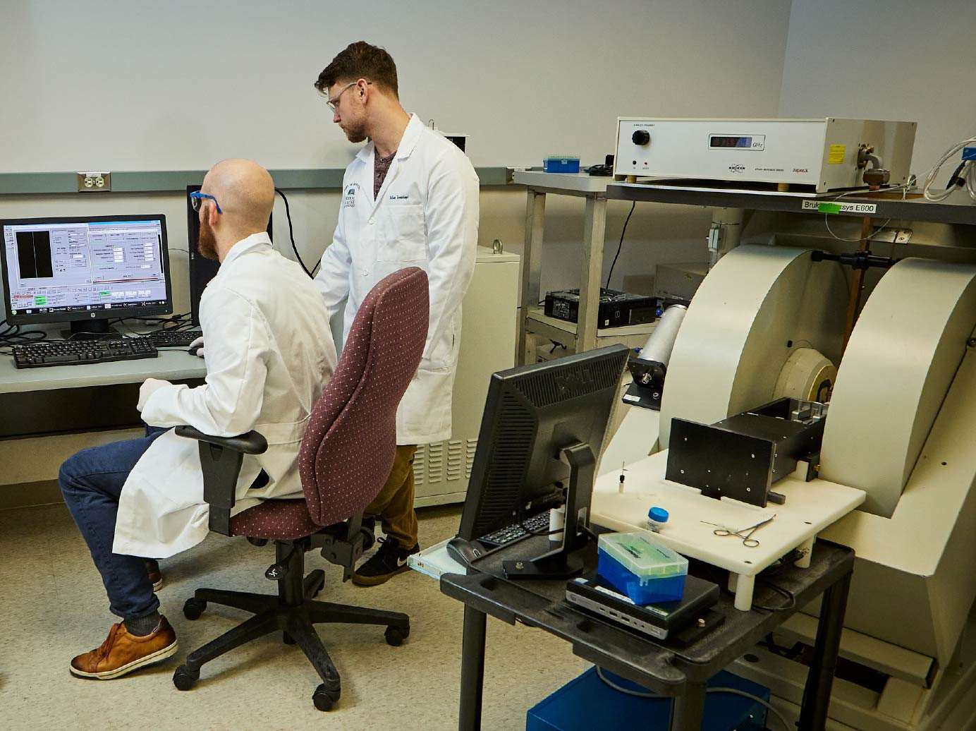 Biophysics students use EPR spectrometer